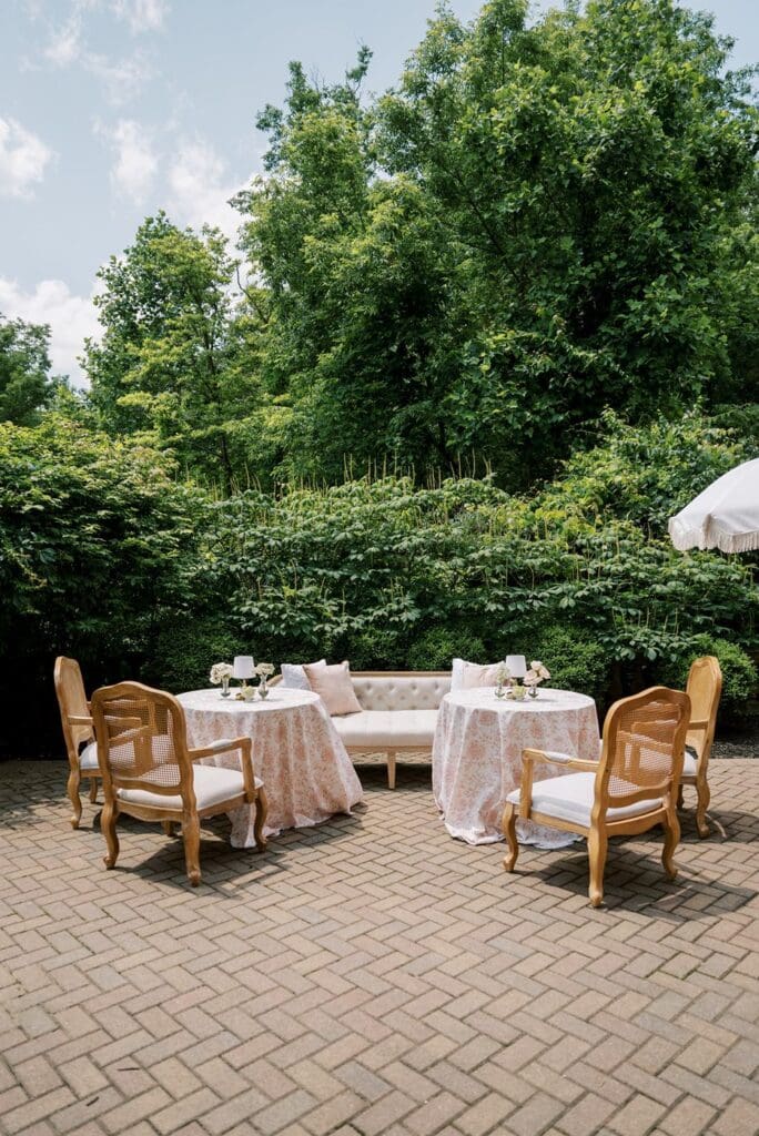 outdoor garden cocktail hour lounge area in Cincinnati
